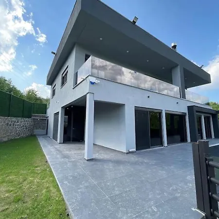 Luxury In Nature With Heated Pool And Fireplace Villa