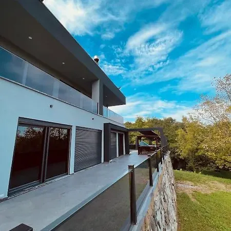 Luxury In Nature With Heated Pool And Fireplace